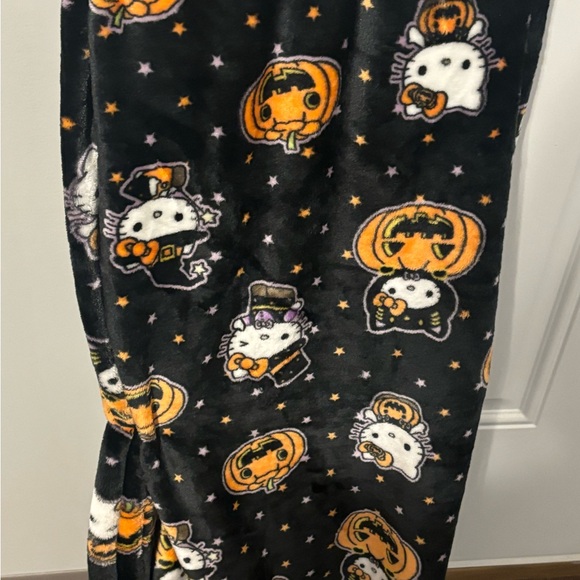 Hello Kitty Halloween Blanket - Black and Orange - Picture 2 of 3